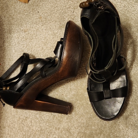 UGG Heel size see foot bed measurement about an 8 Wood Heel Zip Back Beeded - Picture 1 of 16